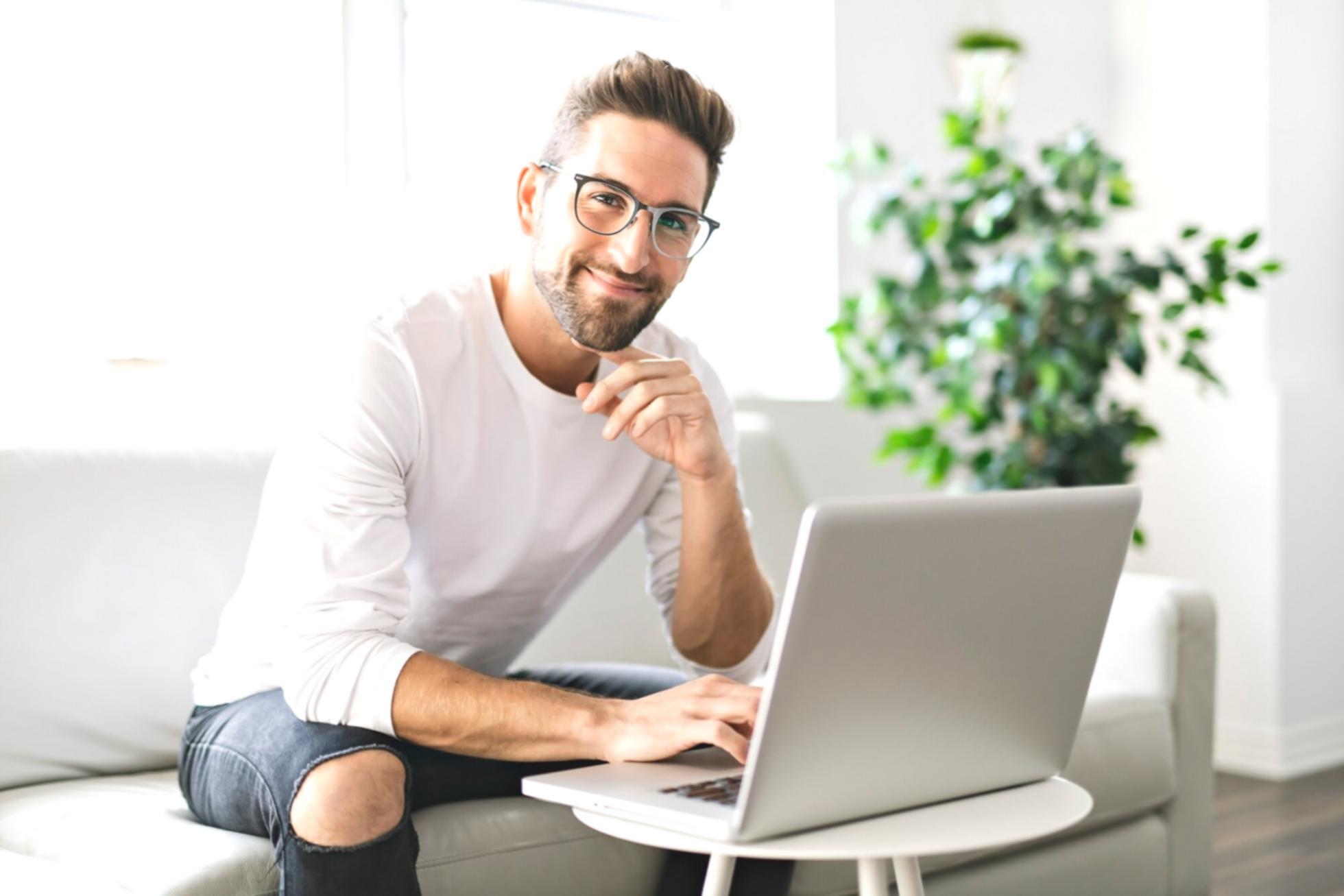 Workspace mit digitalen Typografie-Tools und Bildschirmen